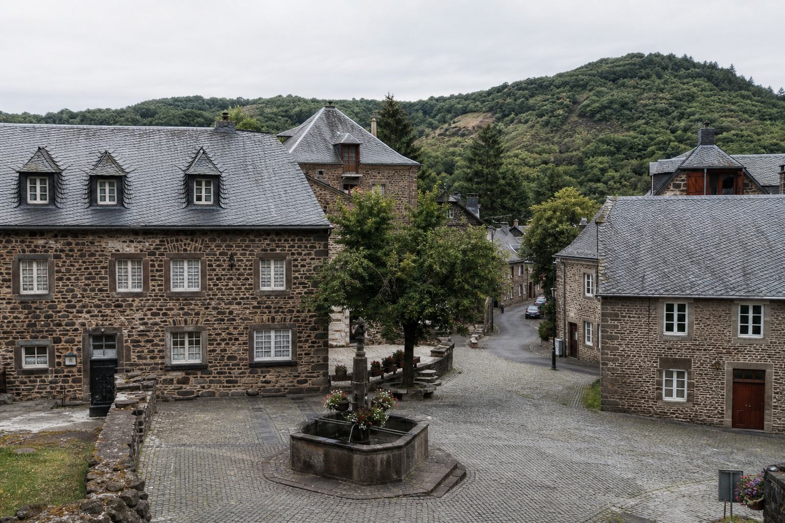 Steinerne Dorfstraße mit Schieferdächern in der Vulkaneifel