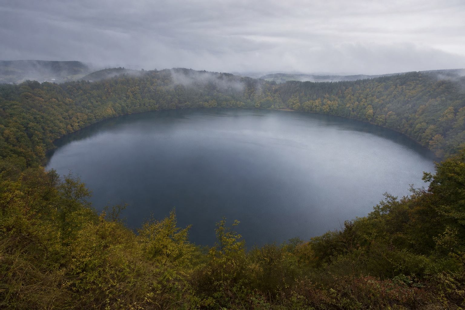 Runder Kratersee vom Kraterrand aus gesehen in der Vulkaneifel