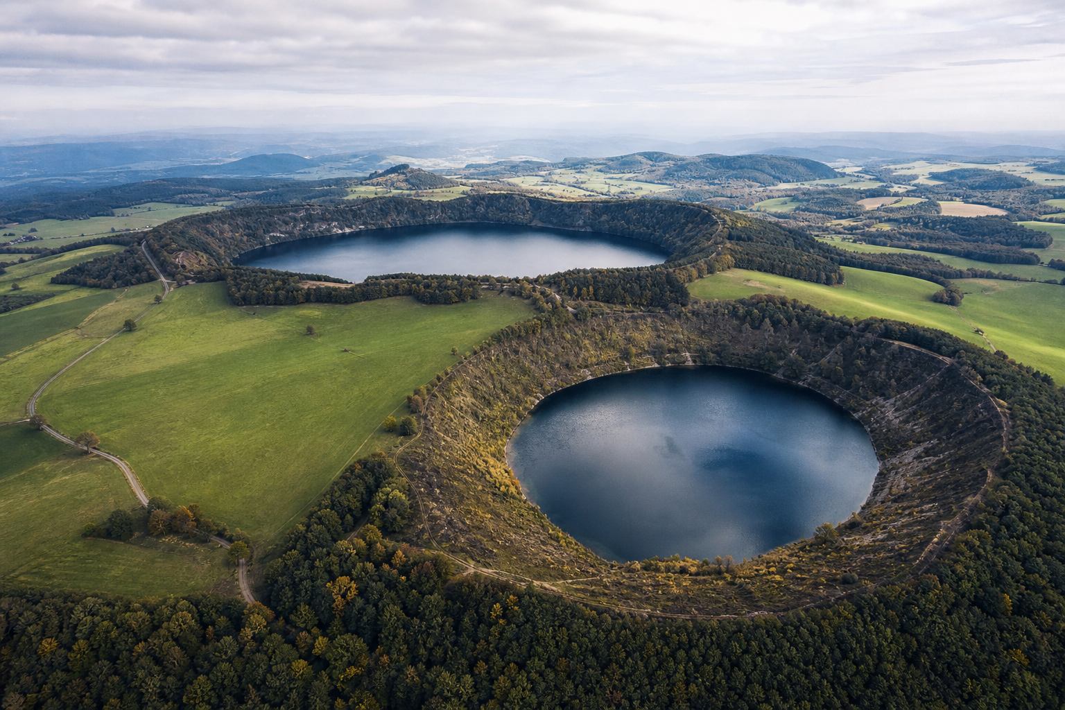 Zwei benachbarte Maare mit tiefer blauer Wasserfläche in der Eifel